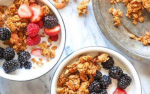 Granola từ yến mạch nguyên hạt, hạt dinh dưỡng và mật ong tự nhiên, hỗ trợ bổ sung năng lượng và duy trì sức khỏe.