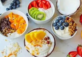 Bát sữa chua ngũ cốc trái cây tươi ngon bổ dưỡng cho chế độ ăn eat clean.