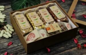 Sét quà Tết hạt dinh dưỡng cao cấp, bao gồm hạt điều, hạt dẻ, hạt hạnh nhân trong hũ thủy tinh, được đóng gói đẹp mắt làm quà tặng ý nghĩa.