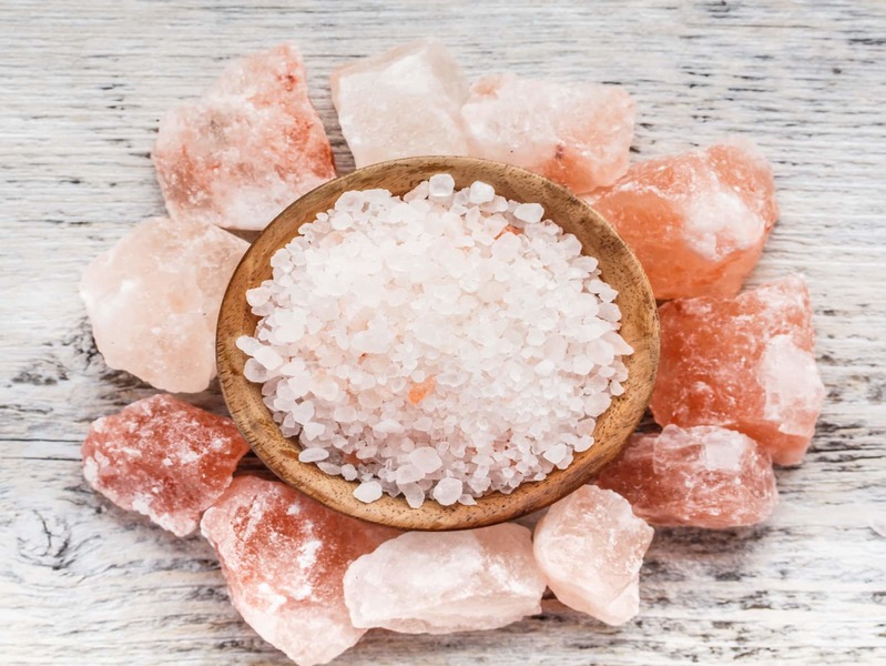 Muối hồng Himalaya là gia vị được sử dụng trong nhiều món ăn Healthy nhờ hương vị dịu và màu sắc đặc trưng.