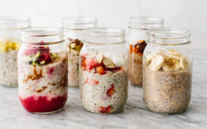 Hũ yến mạch ngâm qua đêm Overnight Oats với dâu tây tươi và granola giòn, phù hợp cho thực đơn giảm cân